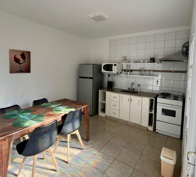 Cocina equipada con vajilla, microondas y heladera